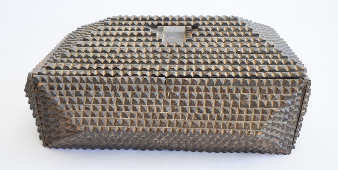 Fine Antique Tramp Art Carved & Lidded Box (1 of 5)