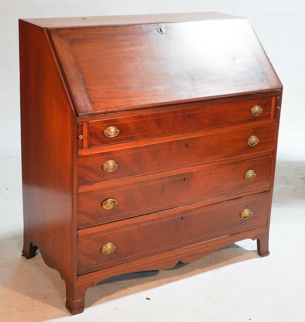 American Federal Inlaid Mahogany Slant Front Desk: Circa 1810. Having an excellent form with brilliant grain and fine banding. The upper case opening to a nicely appointed interior over the lowercase housing four slightly graduated drawers atop a very
