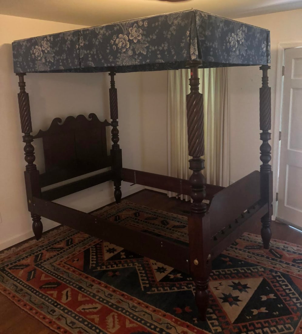 Handsome American Federal Turned & Carved Mahogany Plantation Bed: Circa 1820, likely Southern. Very handsome bed having excellent turned wood posts standing nice and tall which have not been cut down and with a removable headboard for summer months. H83" W55" L85" S