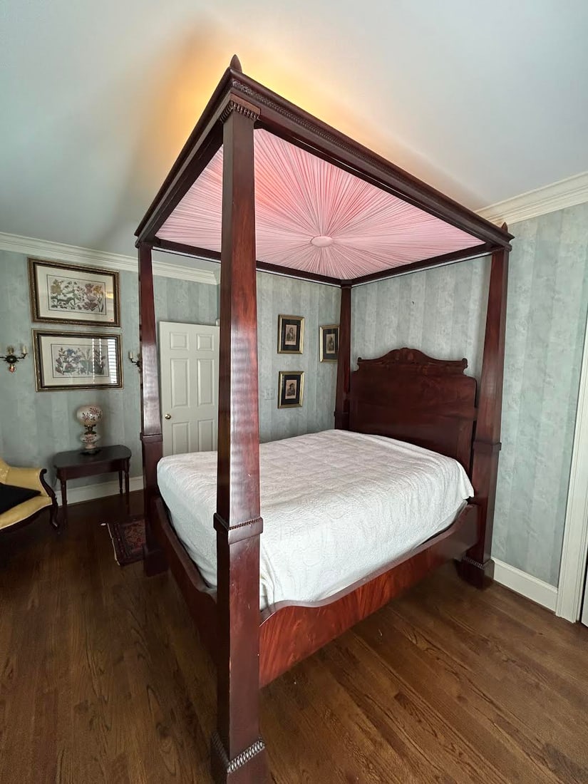 Southern Figured Classical Mahogany Plantation Bed (1 of 3)