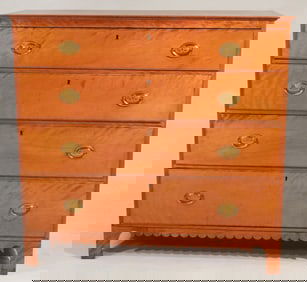 Very Fine American Hepplewhite Figured Birch Chest