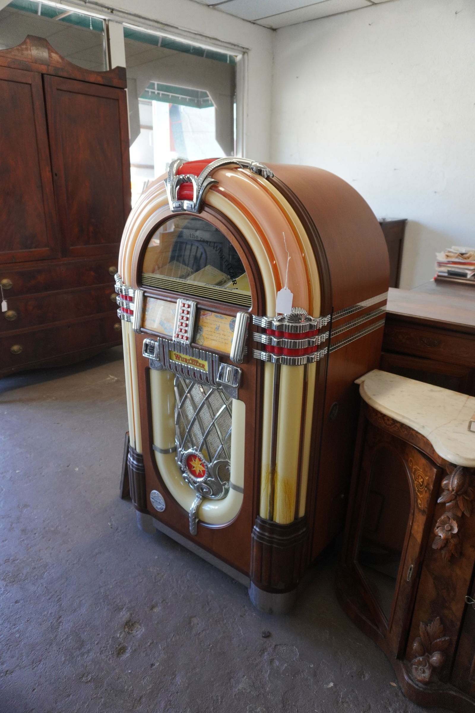 Fine Wurlitzer Jukebox One More Time Model 1015 (1 of 4)
