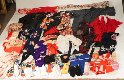Collection Excellent Vintage Kimonos & Oriental Garments