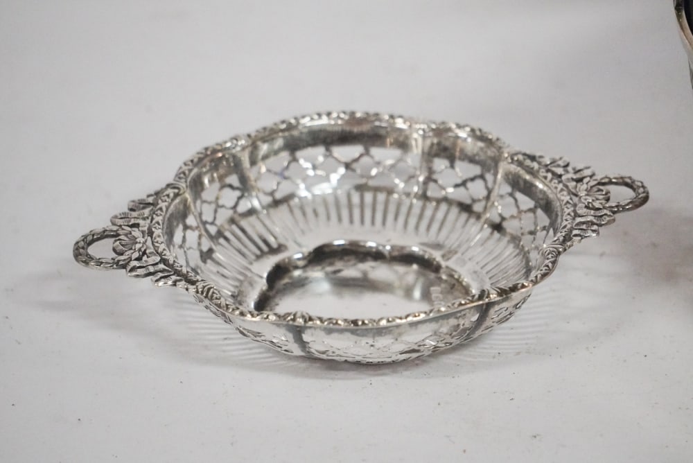 Two Charming Pieces Sterling Silver Table Articles - 4