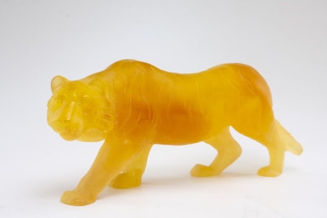 Daum France crystal tiger: amber color, signed "Daum France" on leg. accompanied by original box. L10 H4 1/4"