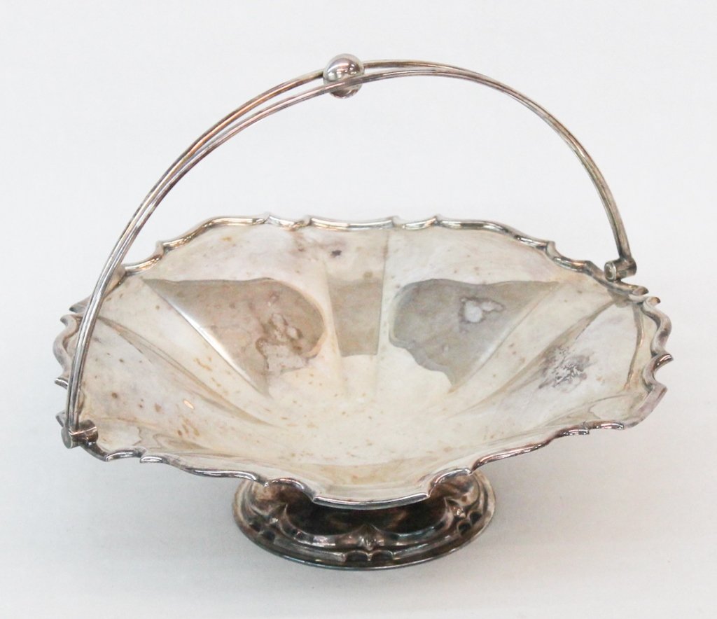 Walker & Hall Sheffield Silver Plate Basket (1 of 1)