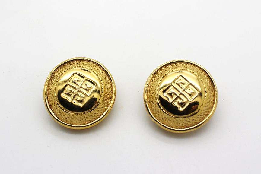 Vintage Givenchy Gold Tone Logo Clip Earrings: Fabulous Givenchy texture earrings with logo in the center. Like new condition. measure 1 1/4" in diameter.
