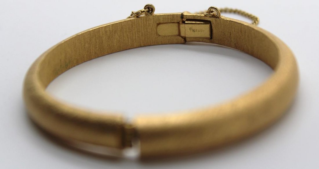 149: Vintage Gold Tone Metal Trifari Bangle Bracelet: Signed crown Trifari. Measures 8 1/4" long.