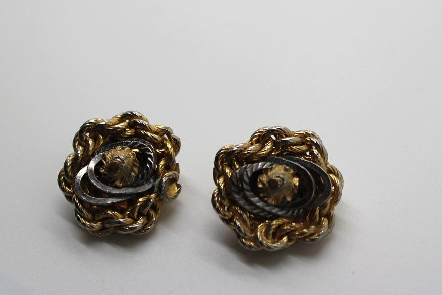 180: Vintage Hattie Carnegie Gold Chain Clip Earrings: Signed Hattie Carnegie. Goldtone chain swirl with silver chain accents in the center.