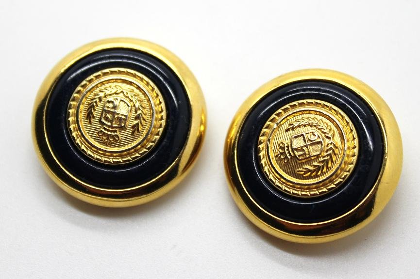 222: Vintage Liz Claiborne Coat of Arms Clip Earrings: Signed LCI. Gold tone with navy enamel coat of arms clip earrings. 1" in diameter.