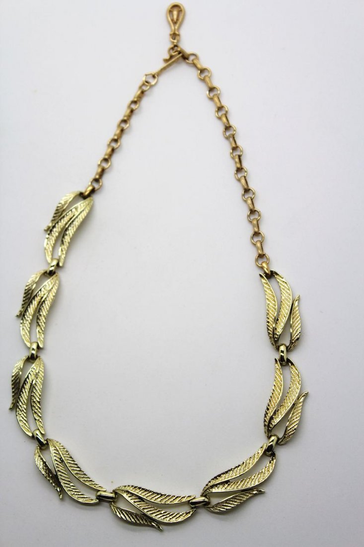 269: Vintage Coro Gold Tone Textured Floral Necklace: Signed Coro. Gold tone floral leaf necklace. 17" in length.