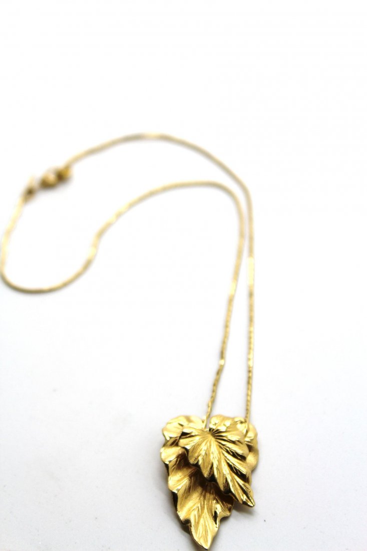 317: Vintage Monet Gold Tone Layered Leaf Necklace: Signed Monet. 16"