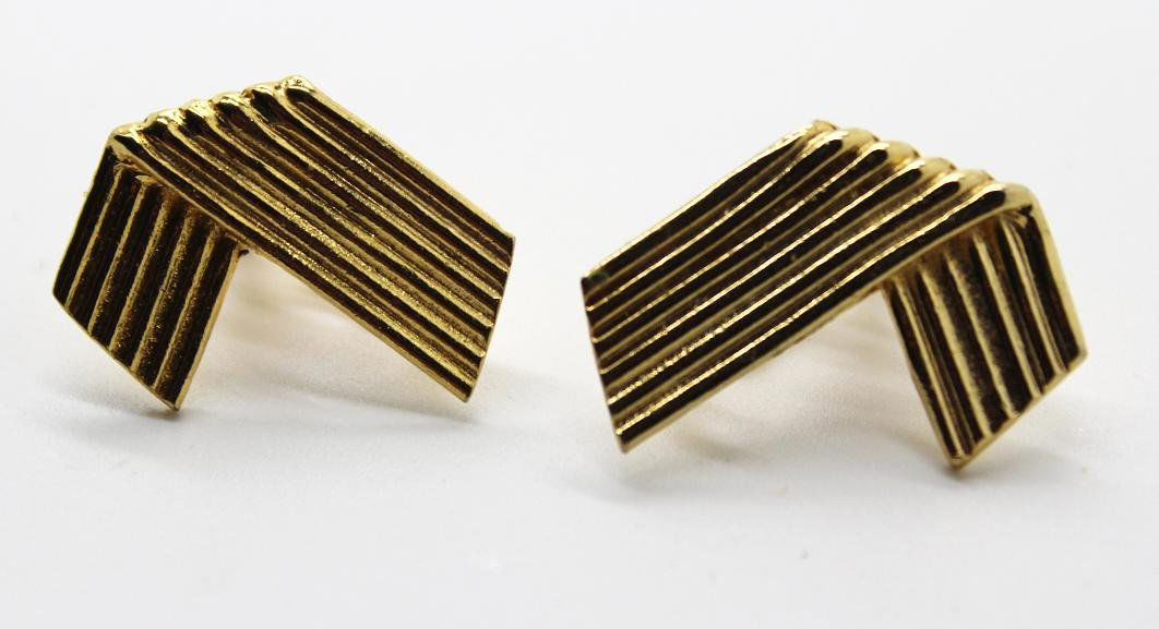 248: Vintage Les Bernard Gold Aviator Screwback Earring: Signed Les Bernard. Goldtone aviator style screwback earrings. 1" wide & 1/2" in length.