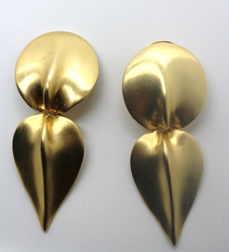 277: Vintage 80's Gold Tone Drop Clip Earrings: Vintage 80's. 2 3/4" in length & 1" wide. Gold tone drop clip earrings.