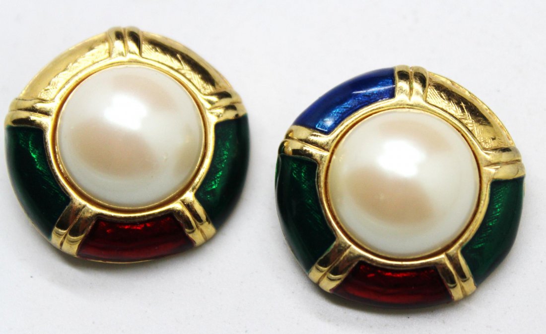 Vintage Gold Tone 80's Clip Earrings: 1 1/2" in diameter