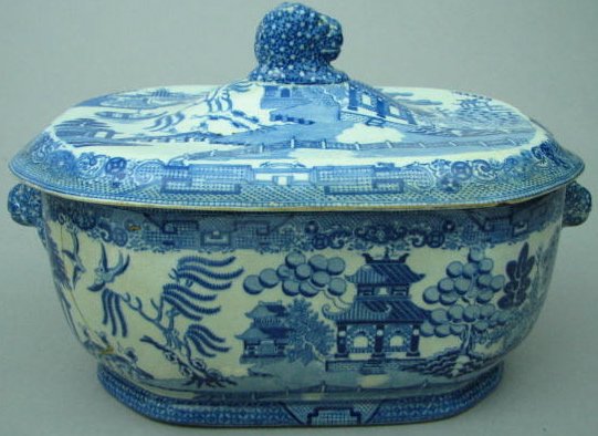 English Ironstone Covered Tureen: Blue Willow" pattern. Dimensions: height - 8 1/4", 13 1/2" x 8 1/4