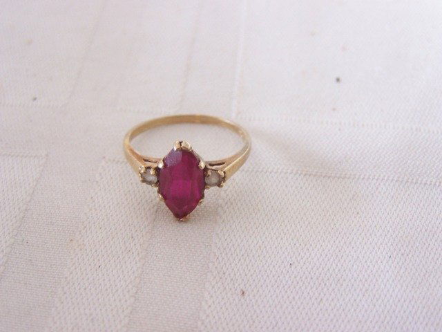 10k Gold Ladies Ring: marked 10k