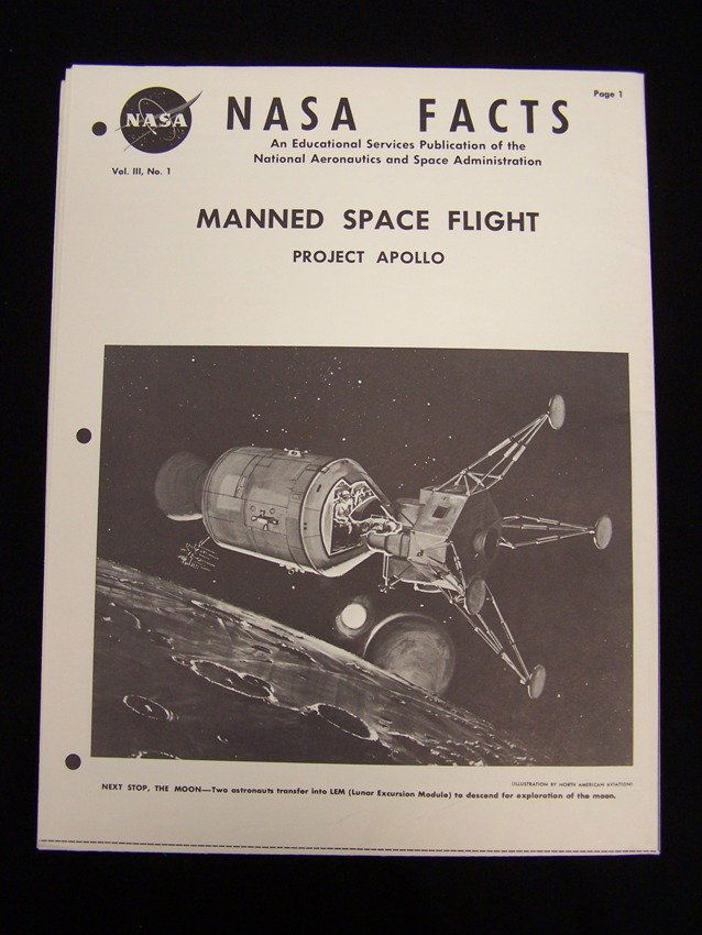 Manned Space Flight Project Apollo: Neat foldout brochure Vol 111, No. 1 From the estate of a Joel H. Taft a 40 plus year veteran of Grumman Aerospace Corporation