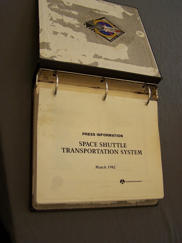 1982 Rockwell Press Information Space Shuttle Transport: approx 1 1/2 in thick in binder heavy From the estate of a Joel H. Taft a 40 plus year veteran of Grumman Aerospace Corporation