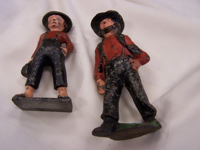 Vintage Cast Iron Amish Figures: lot of 2 cast iron figures please see photos