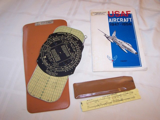 WW11 Era Computer Dead Reckoning Named Pilot Grouping: Type AN 5835-1 in original holder and USAF Aircraft book 1978 edition with 33 pages all from Lt Col Carmell please see photos plus pocket metric converter