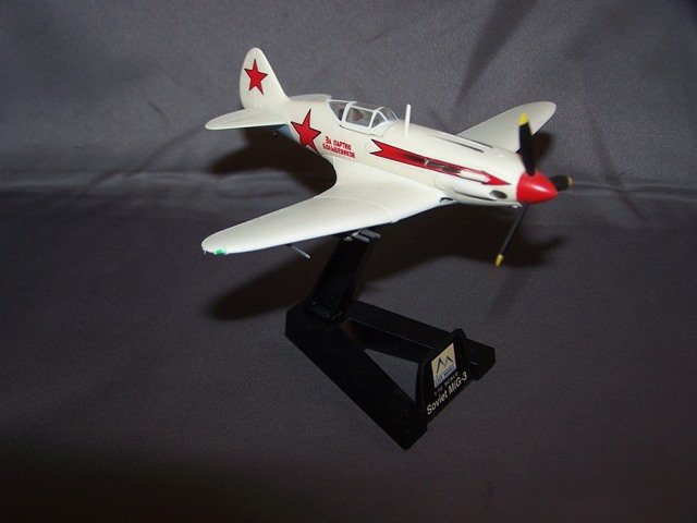 Soviet Mig-3 Plane Desk Model: 1:72 scale model made by Easy Model