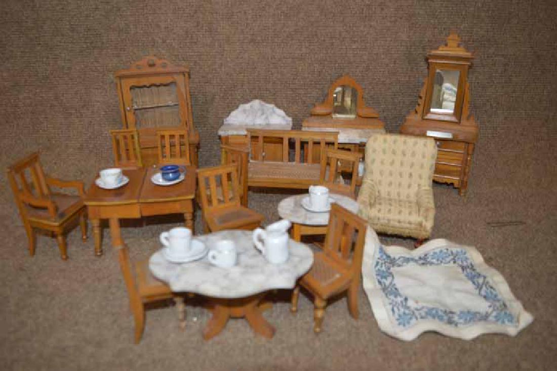 Grp of Doll Furnitue (1 of 3)