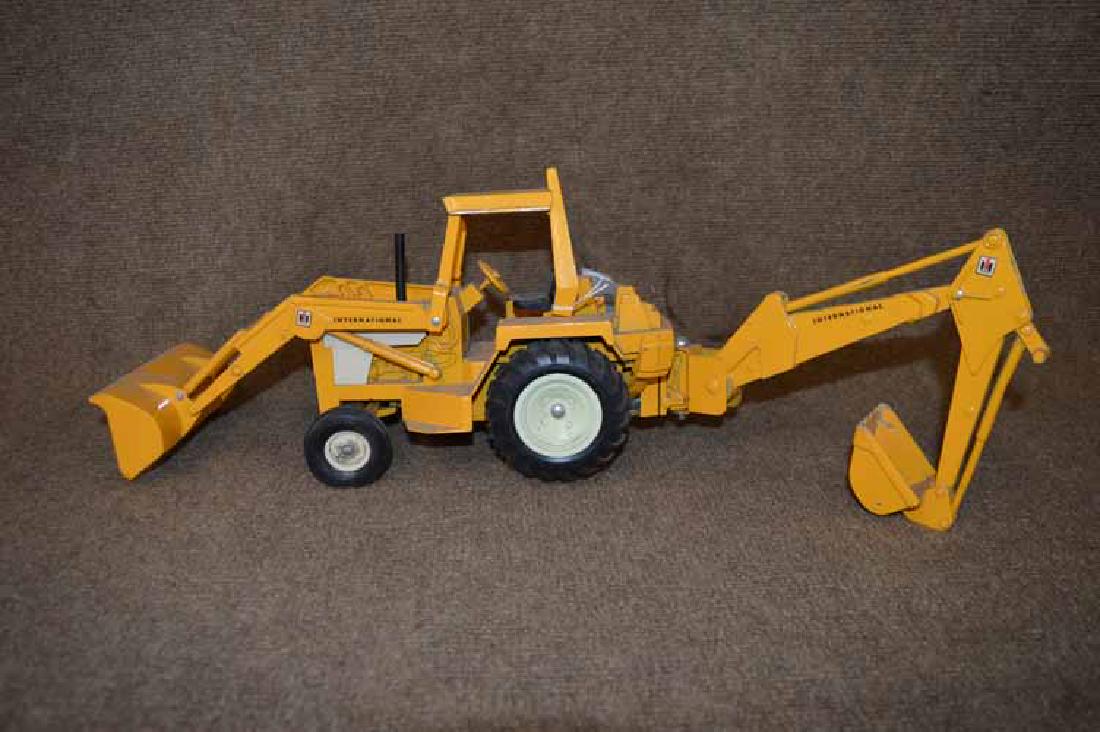 ERTL DIE CAST LOADER (1 of 1)