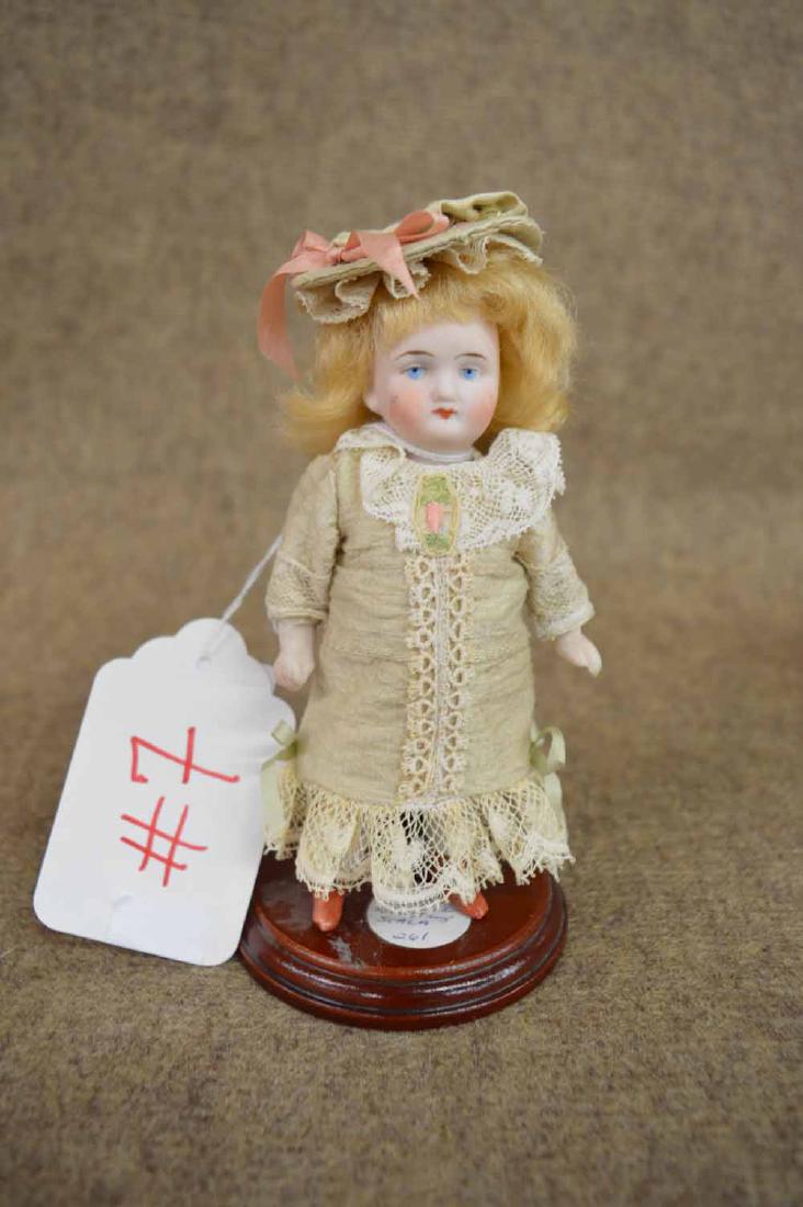 STIFF NECK ALL BISQUE (1 of 3)