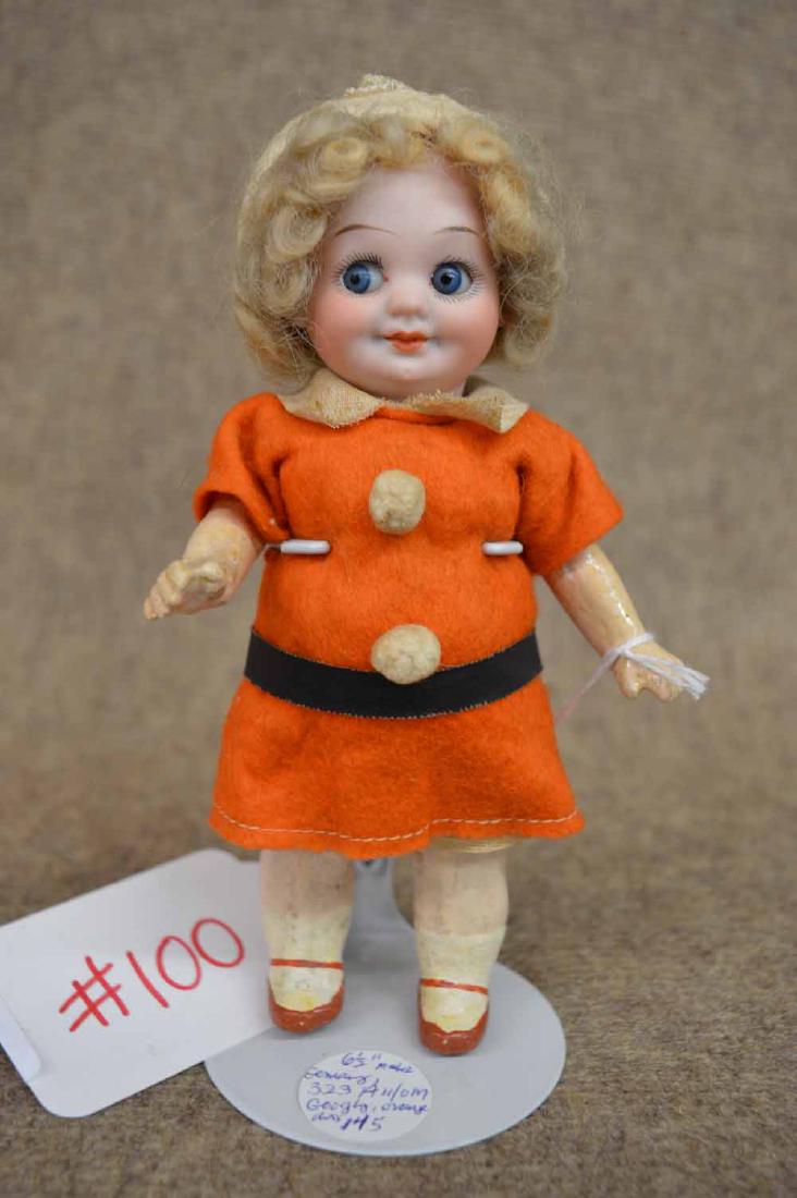BISQUE HEAD ON PAPIER MACHE BODY: 6 1/2" BISQUE HEAD ON PAPIER MACHE BODY AM323 GOOGLY, ORIG. CURLY BLONDE MOHAIR WIG, SIDE GLANCING FIXED BLUE EYES, DELIGHTFUL MOLDED & PNTD C/M SMILE, WEARING ORIG, ORANGE BELT DRESS W/ BLACK BELT &