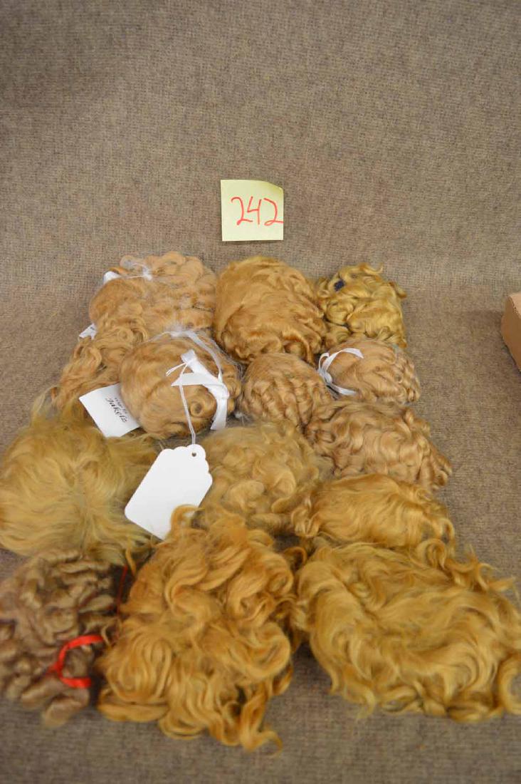 BOX LOT OF 14 ANTIQUE & VINTAGE MOHAIR SHIRLEY TEMPLE: BOX LOT OF 14 ANTIQUE & VINTAGE MOHAIR SHIRLEY TEMPLE WIGS IN A VARIETY OF SIZES, ABOUT HALF ARE UNUSED