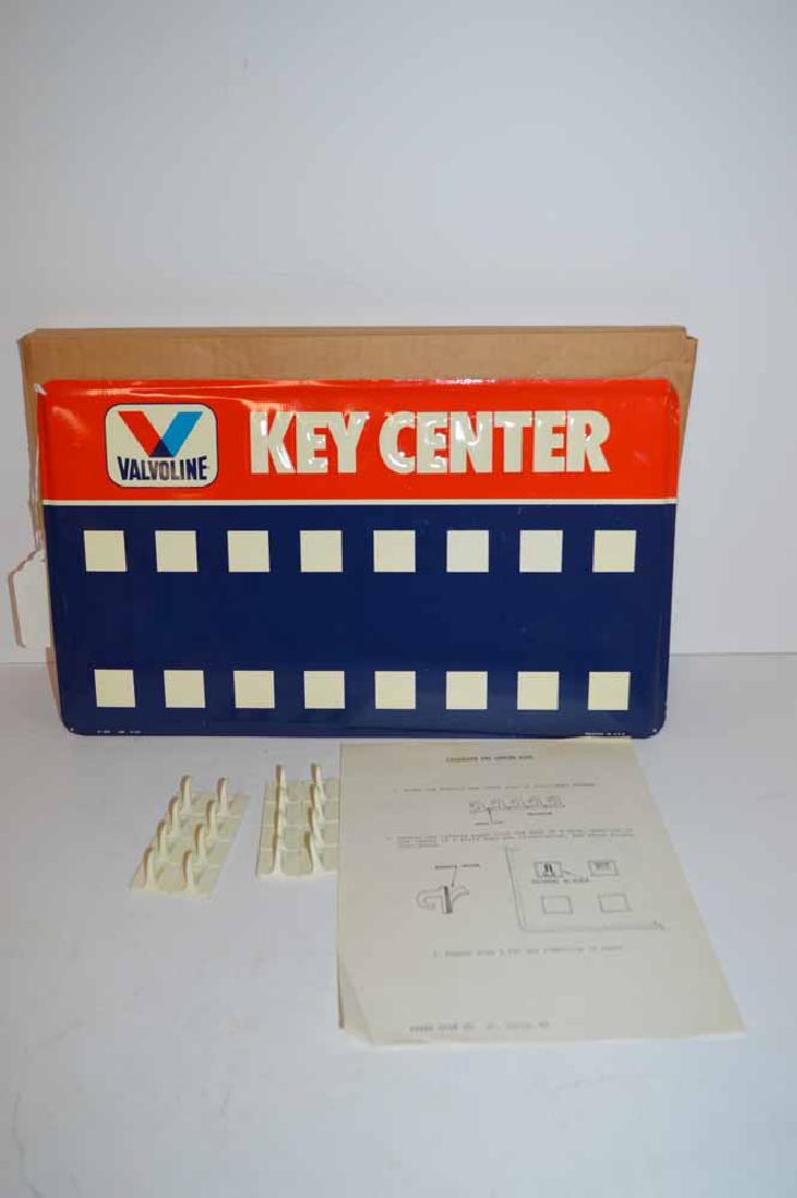TIN VALVOLINE KEY CENTER DISPLAY W/ ORIG. BOX (1 of 2)