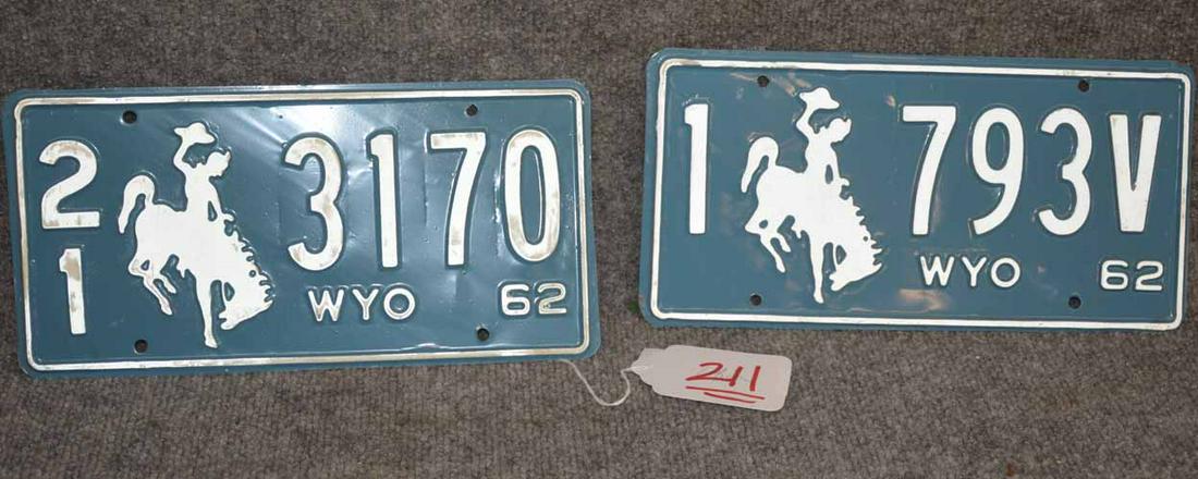 (2) WYOMING LICENSE PLATES: (2) 1962 WYOMING LICENSE PLATES, NON MATCHING- SHOWS A BUCKING BRONCO & COWBOY ON EACH