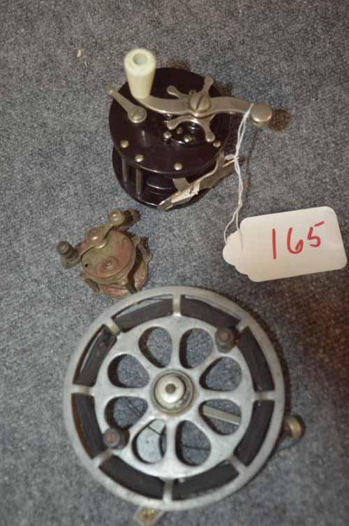 ANTIQUE FISHING REELS: GROUPING OF ANTIQUE FISHING REELS TO INCLUDE, PENN #85, SMALL CASTING REEL, 5 1/2" LARGE FLY FISHING REEL ETC