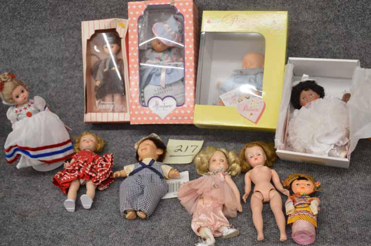 VOGUE, EFFANBEE, ALEXANDER: BOX LOT OF VINYL AND PLASTIC DOLLS TO INC: VOGUE, ALEXANDER, VOGUE GINNY, EFFANBEE, ETC. ONE DOLL NEEDS STRINGING, OTHERWISE OVERALL VERY GOOD CONDITION