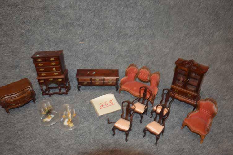 WOODEN DOLL HOUSE FURNITURE (1 of 4)