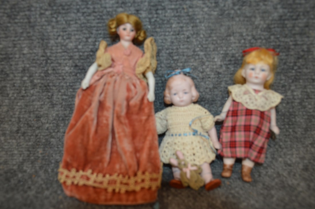 GROUPING OF 3 SMALL DOLLS (1 of 3)