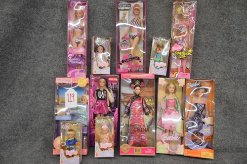 GROUPING OF BARBIE'S & KELLY'S IN ORIGINAL BOXES: GROUPING OF BARBIE'S IN ORIGANAL BOXES ETC TO INC, TOTALLY SPRING PRIMAVERA, SUNSHINE DAY, PALM BEACH, HOLLOWEEN GLOW, BREAKFAST, SWEETHEART HOLLOWEEN, BIRTHDAY SUIT, PRINCESS CHINA AND 4 KELLY DOLLS 