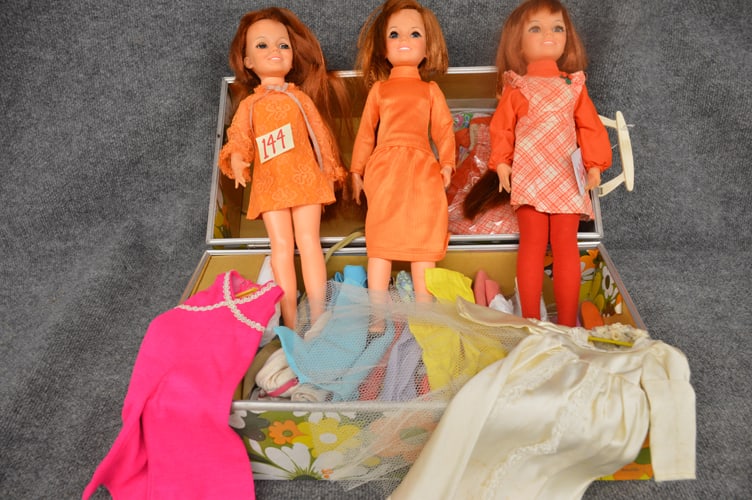 DOLL CASE W/CRISSY GRO HAIRS ETC (1 of 2)