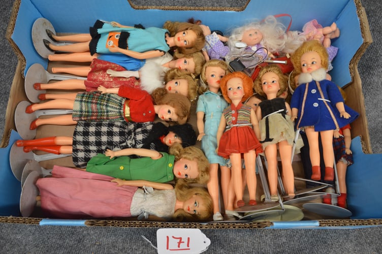 GROUPING OF MISC DOLLS (1 of 4)