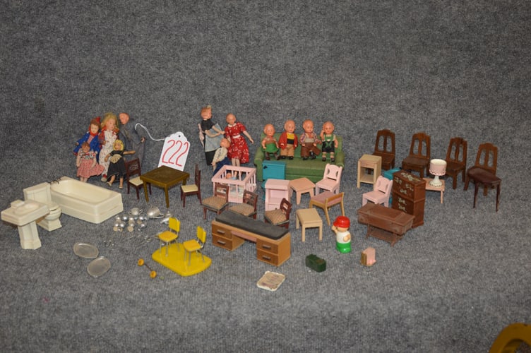 DOLLS & DOLL HOUSE ITEMS (1 of 3)