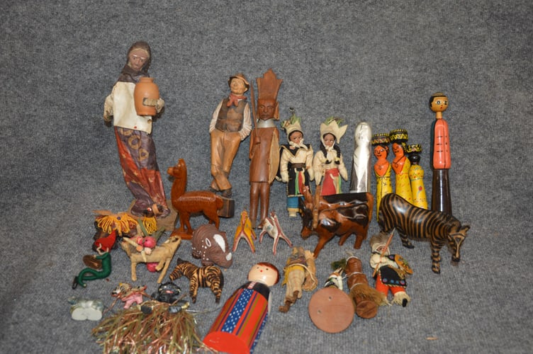 ETHNIC DOLLS AND WOODEN ITEMS (1 of 4)