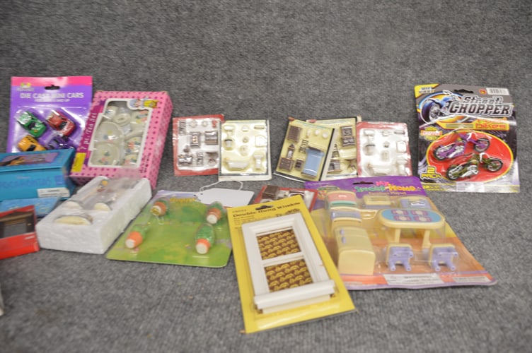 DOLL & DOLL HOUSE ACCESSORIES (1 of 2)