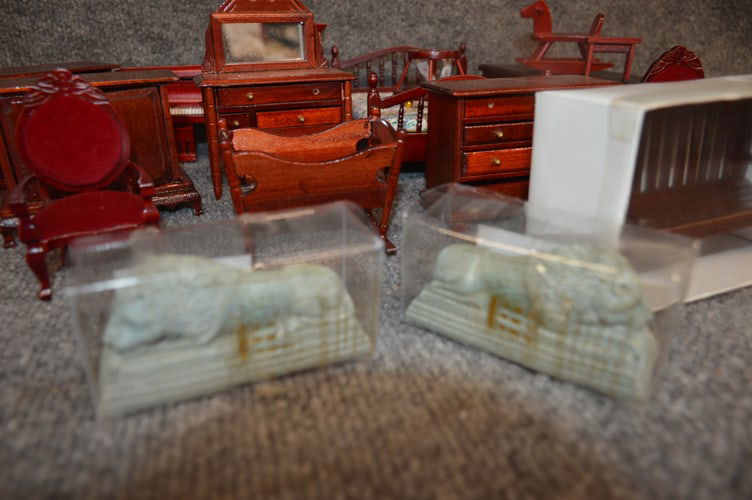 MAHOG STAINED DOLL FURNITURE (1 of 2)