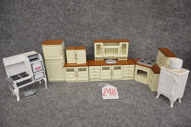 PLASTIC DOLL HOUSE FURNITURE: GROUP OF PLASTIC DOLL HOUSE FURNITURE TO INC: STOVE, SINK, REFRIDGERATOR, WASHING MACHINE, CABINETS, ETC