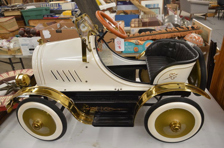 GOLDEN WHEEL PEDAL CAR: GOLDEN WHEEL 2004 LIMITED EDITION 0260 OF 2999 PEDDLE CAR WHITE AND GOLD W/FRAMED CERTIFICATE