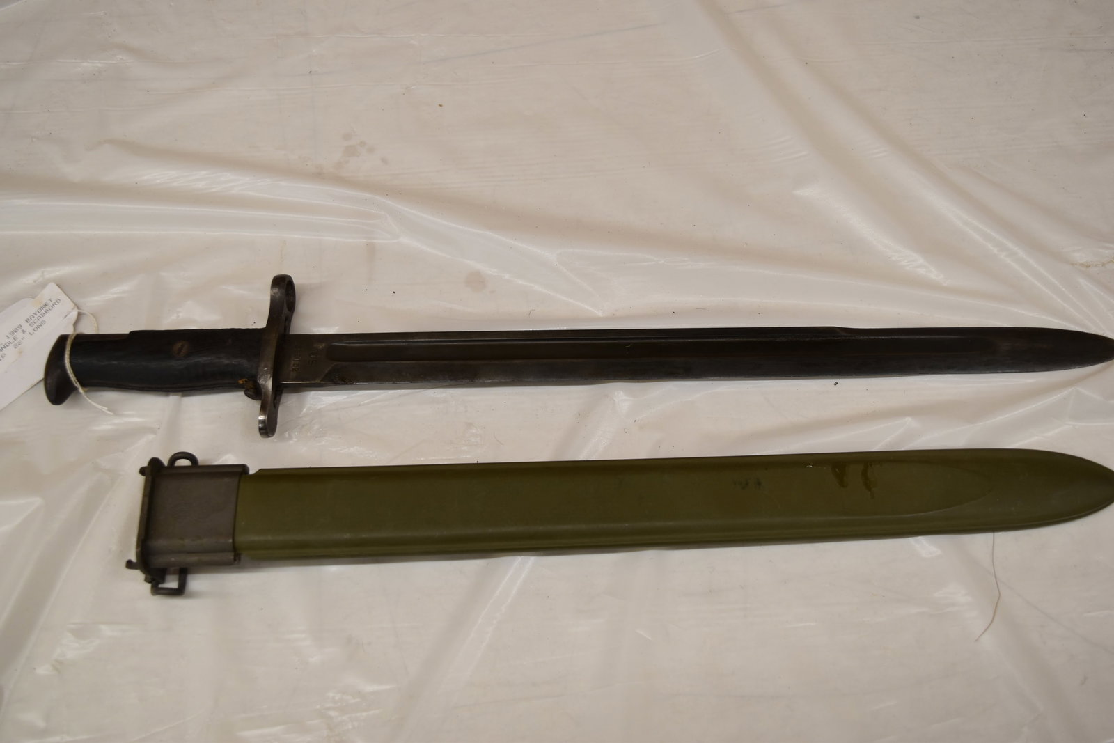 US MODEL 1909 BAYONET WITH WOODEN HANDLE & SCABBORD: US MODEL 1909 BAYONET WITH WOODEN HANDLE & SCABBORD