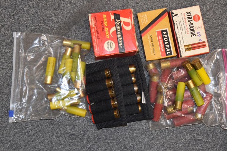 12 GAUGE SHOTSHELLS, 12 GAUGE SLUGS, BIRDSHOT AND 20 GAUGE SHOTSHELLS ETC: COLLECTION OF MISC. 12 GAUGE SHOTSHELLS, 12 GAUGE SLUGS, BIRDSHOT AND 20 GAUGE SHOTSHELLS ETC (43 ROUNDS)