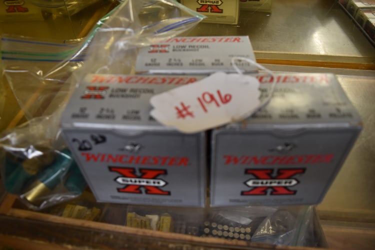GROUP OF REMINGTON & WINCHESTER 12 GAUGE BUCKSHOT SHELLS,ETC.: GROUPING OF REMINGTON & WINCHESTER 12 GAUGE BUCKSHOT SHELLS, 00 BUCK PLUS EXTRAS APPROX. 84 SHELLS