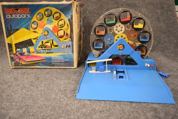 MATCHBOX CARS MOTORIZED AUTO PARK (1 of 2)